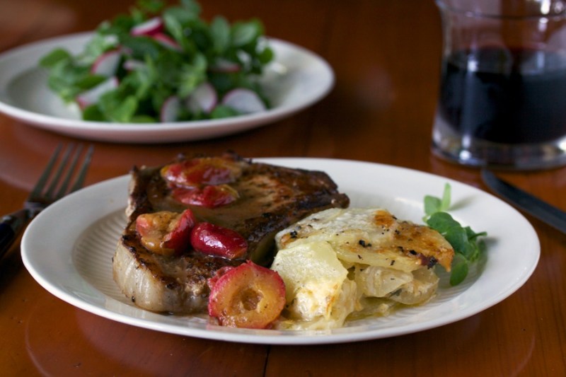 Pork chop with plums and cider
